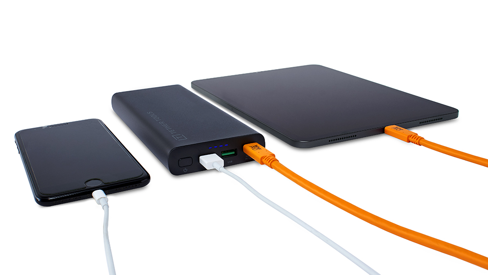 Battery pack charging smartphone and tablet